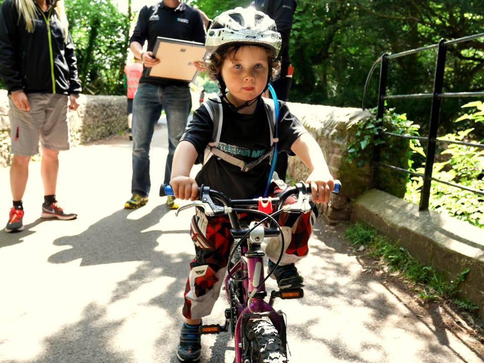 ホテル East Coast Adventure Centre Glamping ロスターバー エクステリア 写真